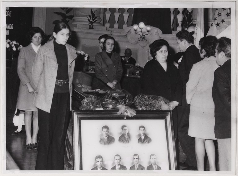 Gattatico-Reggio Emilia, 27-30 marzo 1970, Funerali di Alcide Cervi, camera ardente di Alcide nella Sala del Tricolore di Reggio Emilia, picchetto d'onore